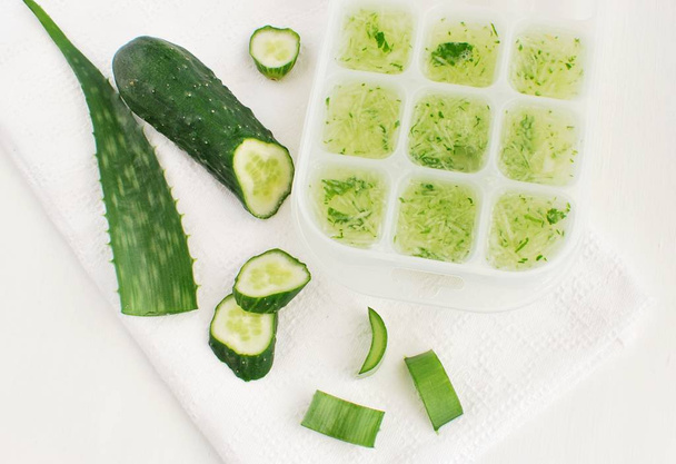 How to make ice cubes with aloe vera plant and cucumber for skin care - 写真・画像
