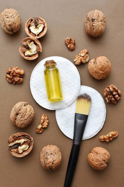 Orgaaninen saksanpähkinä kosmeettinen öljy ruskeissa tiputuspulloissa, mallina, luonnollinen iho ja hiustenhoito
 - Valokuva, kuva