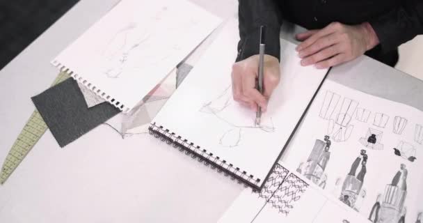 Boven schot mode ontwerper schetsen van een ontwerp - Video
