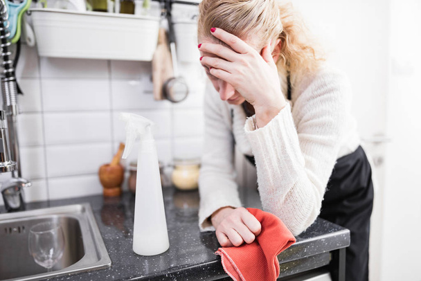 Женщина устала от уборки дома, кухни и делать ежедневные hou
 - Фото, изображение