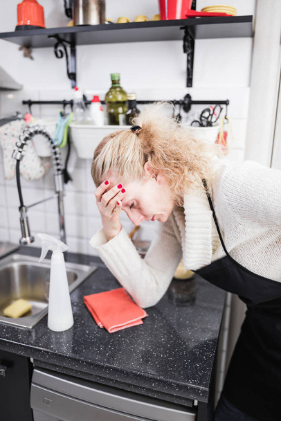 Žena unavená z úklidu domu, kuchyně a dělá denně hou - Fotografie, Obrázek
