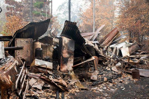 Nachwirkungen der Buschbrände in Australien: Verbrannte Bauruinen und Schutt in den blauen Bergen, Australien - Foto, Bild