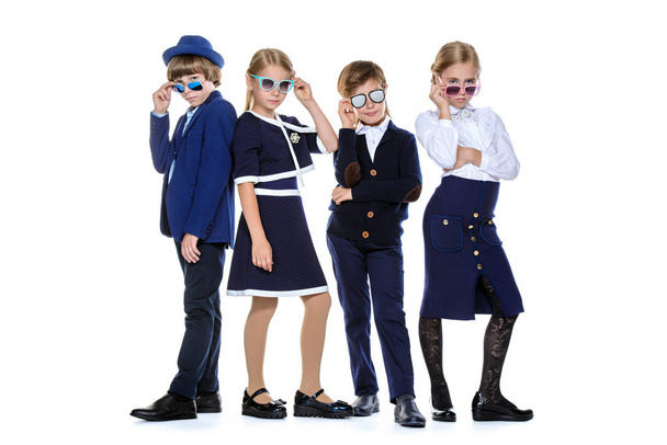 діти з сонцезахисними окулярами
 - Фото, зображення