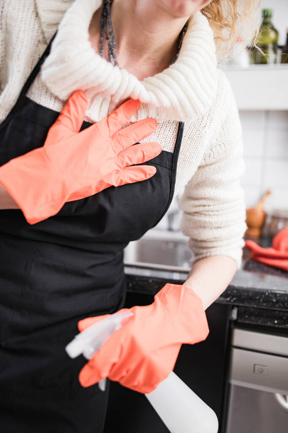 Женщина, испытывающая боль в сердце / груди и проблемы во время работы по дому i
 - Фото, изображение
