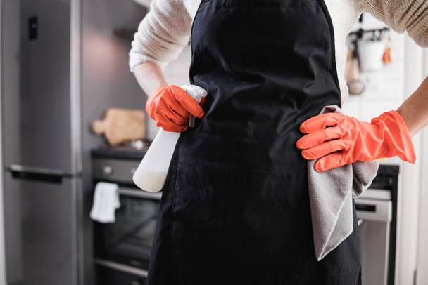 Letsel tijdens het schoonmaken van het huis, keuken en het doen van dagelijkse housewo - Foto, afbeelding