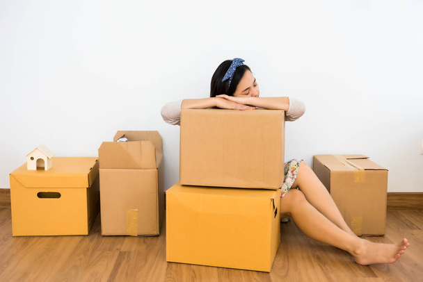 TIred woman sleep on moving box  - Φωτογραφία, εικόνα