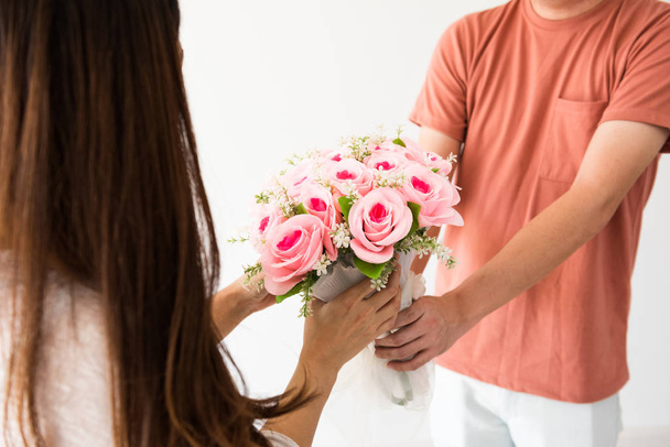 дарит букет из розовых цветов в день Святого Валентина
 - Фото, изображение