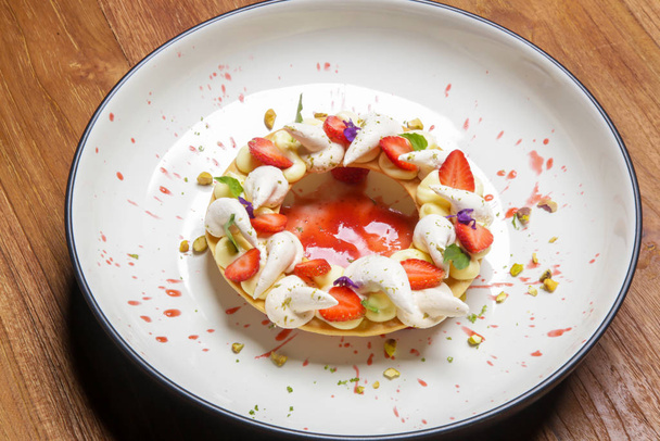 Tarta de fresa bellamente decorada con merengue de lima, exquisito postre de restaurante
 - Foto, Imagen