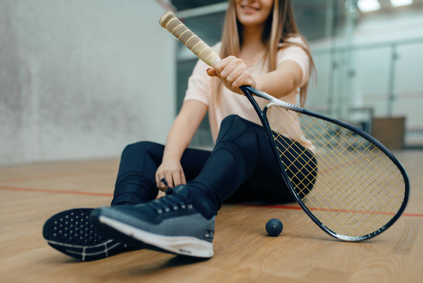 女性選手の足、スカッシュラケットとボール。ゲームのトレーニング、裁判所でのアクティブなスポーツ趣味、健康的なライフスタイルのためのフィットネスワークアウトの女の子 - 写真・画像