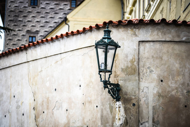 zaprojektowana lampa uliczna w Pradze - Zdjęcie, obraz