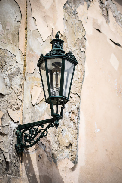lámpara de calle diseñada en Praga
 - Foto, imagen