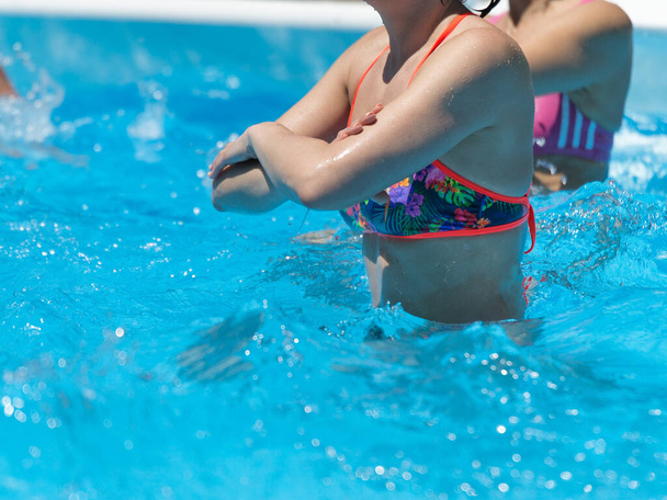 Açık Yüzme havuzunda su aerobik yapıyor kadın - Fotoğraf, Görsel
