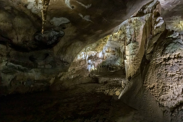 Gürcistan 'ın Imereti bölgesinde yer alan Tskaltubo yakınlarındaki Prometheus Mağarası (Kumistavi Mağarası) - Fotoğraf, Görsel