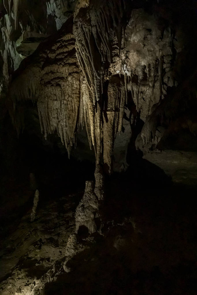 Gürcistan 'ın Imereti bölgesinde yer alan Tskaltubo yakınlarındaki Prometheus Mağarası (Kumistavi Mağarası) - Fotoğraf, Görsel