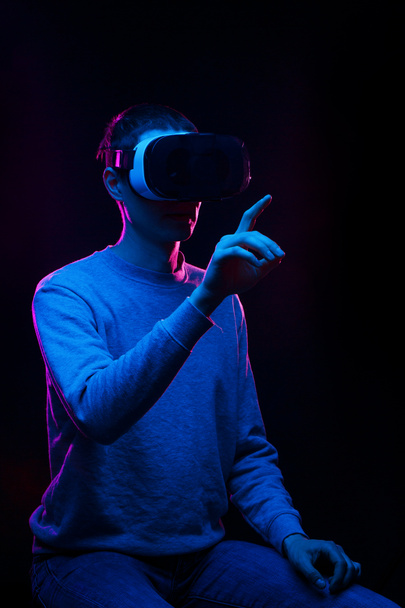 El hombre está usando auriculares de realidad virtual. - Foto, Imagen