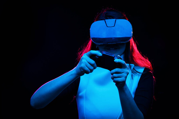Vrouw met virtual reality headset is het spelen van spel. - Foto, afbeelding