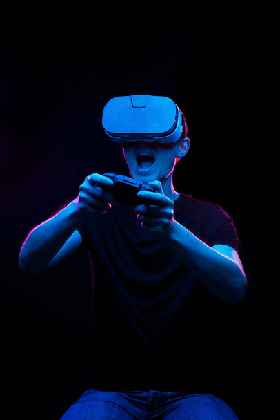 Homme avec casque de réalité virtuelle joue au jeu. - Photo, image