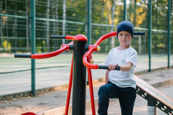 路上の小さな男の子公共スポーツトレーニング機器 - 写真・画像