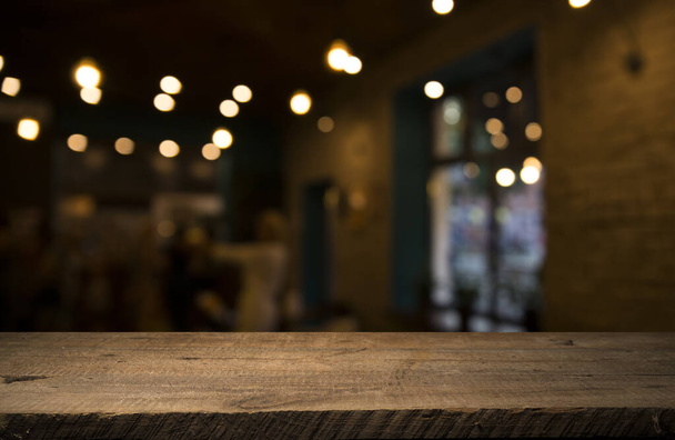 Октоберфест бочка пива и бокалы пива с пшеницей и хмелем на деревянном столе - Фото, изображение