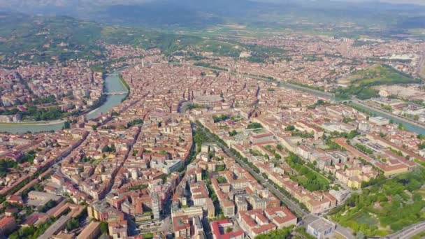 Verona, Italia. Volando sobre el centro histórico de la ciudad. Techos de casas, verano. 4K - Metraje, vídeo