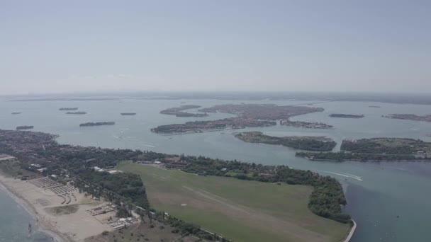 Venedik, İtalya. Venedik 'in genel manzarası ve adaları. Venedik gölü. Açık güneşli hava. 4K - Video, Çekim