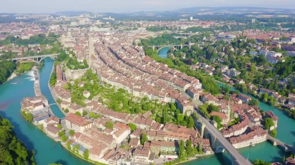 Bern, İsviçre. Tarihi şehir merkezi, genel manzara, Aare nehri. 4K - Video, Çekim