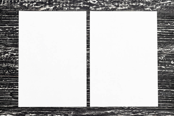 Bílý papír na černém dřevěném stole. - Fotografie, Obrázek