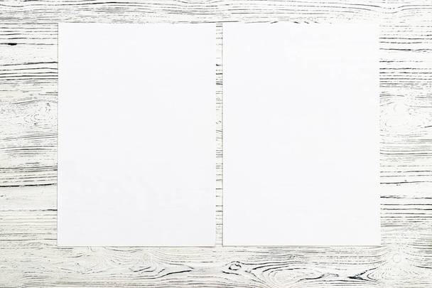 Libro blanco sobre una mesa de madera
. - Foto, Imagen