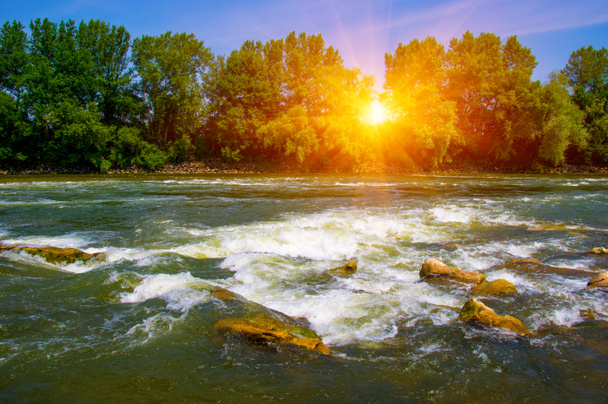 Річковий водний ландшафт
 - Фото, зображення
