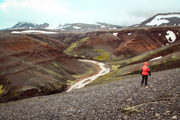 Wandelaar in Landmannalaugar Highlands, IJsland - Foto, afbeelding
