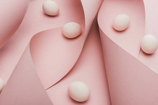 chicken eggs in spiral paper pink swirls  - Fotoğraf, Görsel