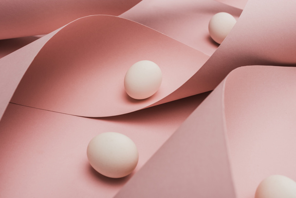 αυγά κοτόπουλου σε χαρτί σπιράλ ροζ στροβίλους  - Φωτογραφία, εικόνα