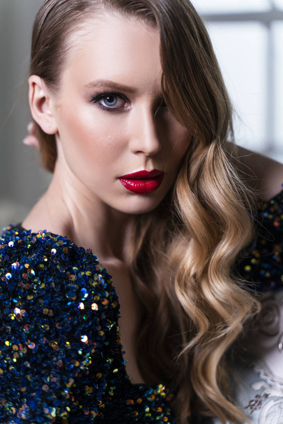 Close up portrait beautiful slim blonde girl with red lips, even - Fotoğraf, Görsel