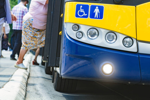 Öffentliche Verkehrsmittel / Bus im städtischen Umfeld auf einem Bahnhof. - Foto, Bild