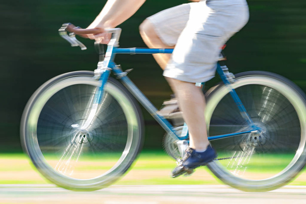 Езда на велосипеде - размытое движение, быстрая езда
. - Фото, изображение