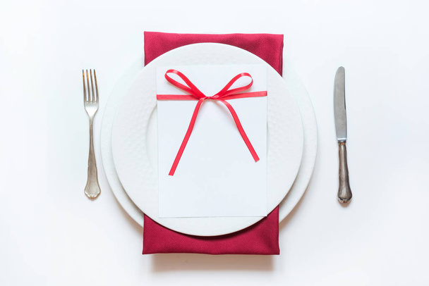 Valentýn nebo narozeninová večeře. Nastavení tabulky elegance s červeným dekorem. - Fotografie, Obrázek