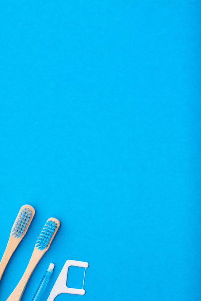 Cepillos de dientes y herramientas de cuidado oral
  - Foto, Imagen