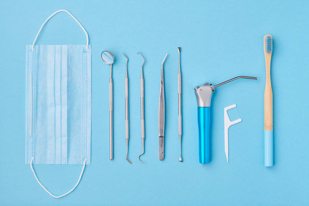 Narzędzia dentystyczne na niebieskim tle widok z góry - Zdjęcie, obraz