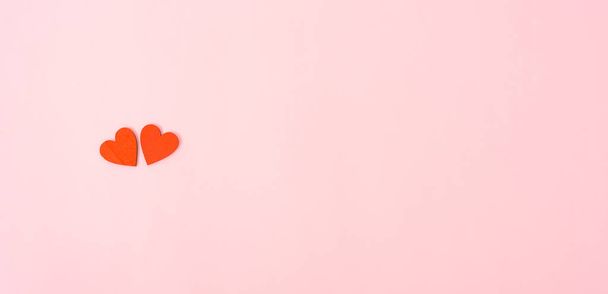 Ystävänpäivä Concept, Top view Flat lay, punainen sydän vaaleanpunainen tausta kopioi tilaa tekstin
 - Valokuva, kuva