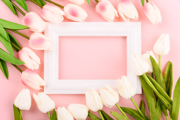 Boldog Nőnapot, anyák napi koncepció. top view flat lay Tulipán virág és fotó keret rózsaszín háttér, másolás helyet a szöveg - Fotó, kép