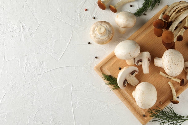 Pilze, Dill, Brettchen und Gewürze auf weißem Hintergrund, Platz für - Foto, Bild