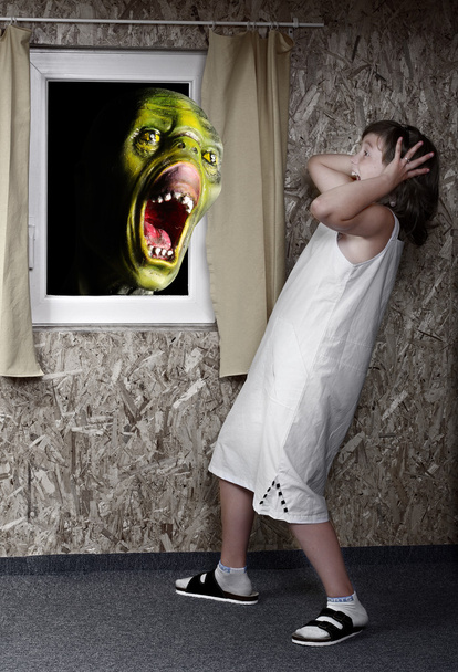 Zombi verde gritando y niña asustadiza
 - Foto, Imagen