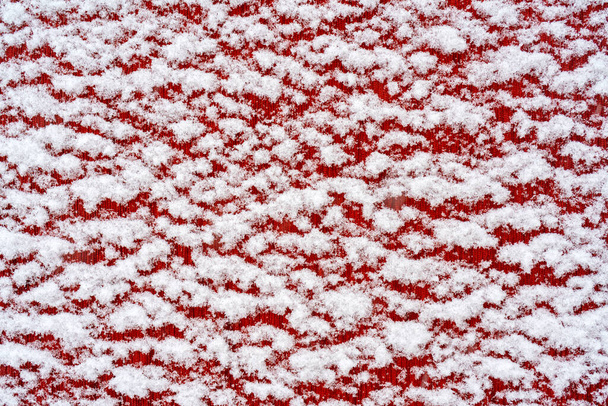 arka plan olarak kırmızı yüzeyi kaplayan kar - Fotoğraf, Görsel