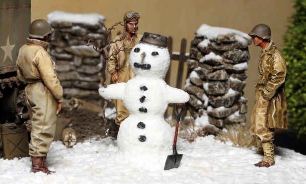 hadsereg katonái és a hóember - Fotó, kép