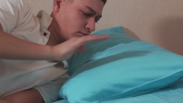 Fiatalember, nem tud aludni, felkorbácsolja a párnát, rossz álom. szelektív fókusz - Felvétel, videó