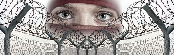 gözleri ve tel çit - Fotoğraf, Görsel