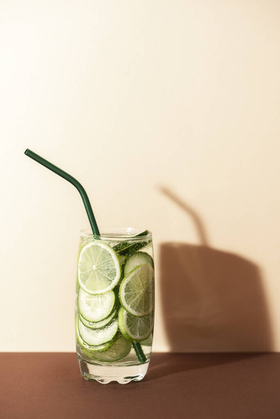 Pepino e água de lima. Limonada verde fria. Bebida de desintoxicação de primavera
 - Foto, Imagem