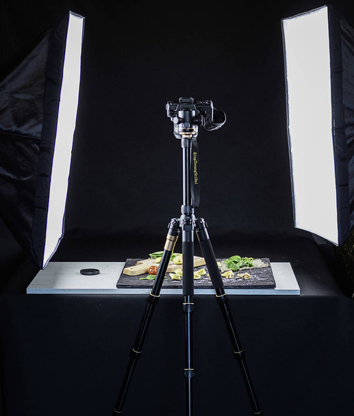 Fotoaparát na stativu provádějící gastronomickou fotografii s průběžným světlem Malé improvizované fotostudio doma - Fotografie, Obrázek