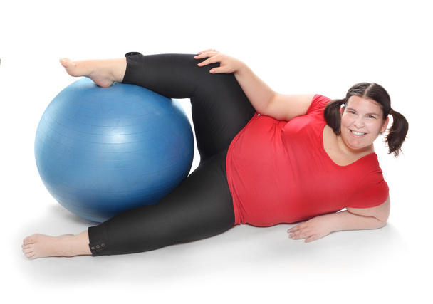 Mujer con sobrepeso haciendo ejercicio con pelota
 - Foto, imagen