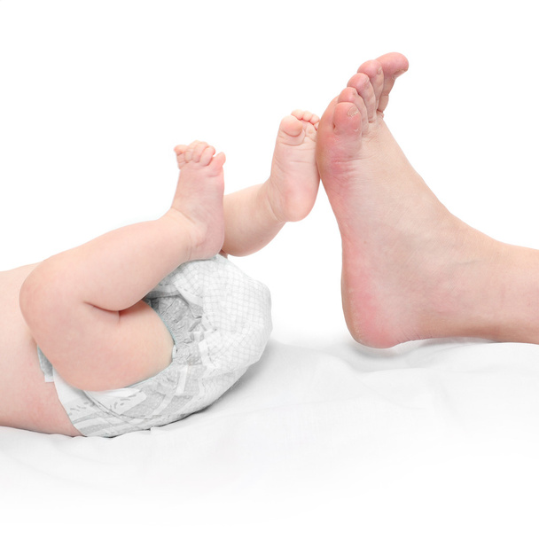 Anne ve yenidoğan bebeğin ayakları - Fotoğraf, Görsel